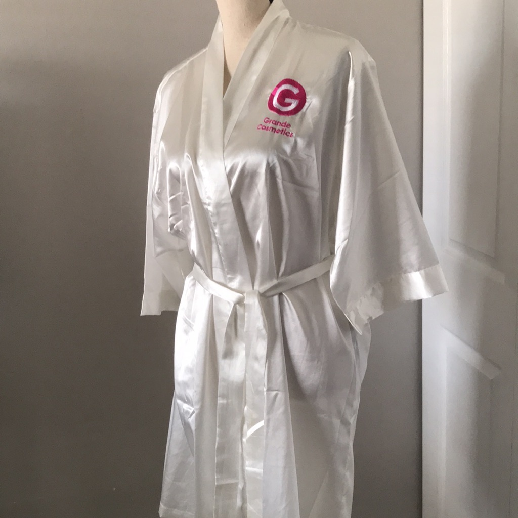 3x20 Grande Cosmetics Women Embroidered Satin Robe | Os — image 5 of 8